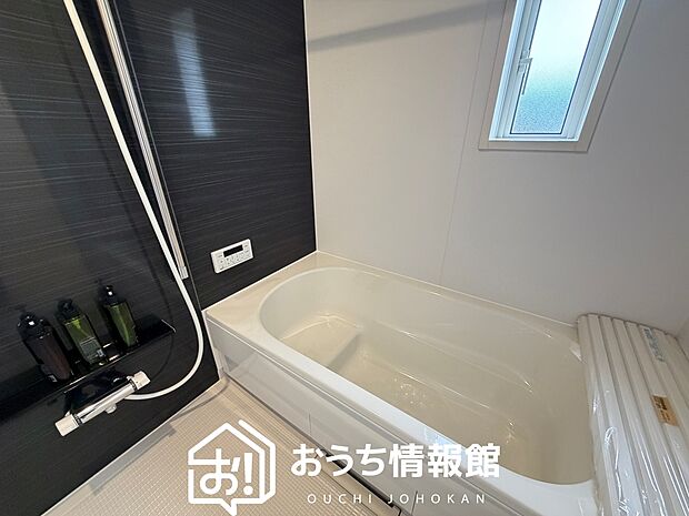 【現地写真（浴室）】浴室暖房乾燥機付き。１坪タイプで広々です。