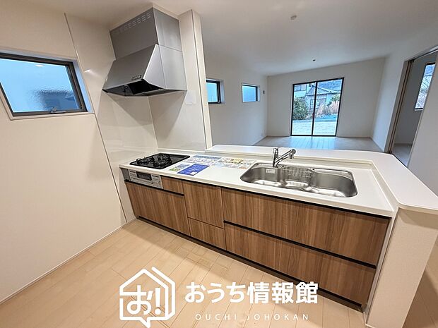 【現地写真（キッチン）】収納たっぷりのシステムキッチン、浄水器付水栓を標準装備しています。