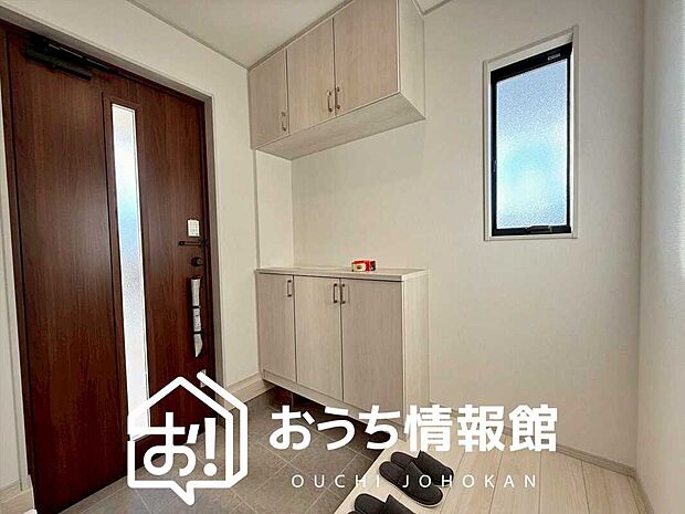 【現地写真（玄関）】玄関には、大型のシューズ収納を設置しています。