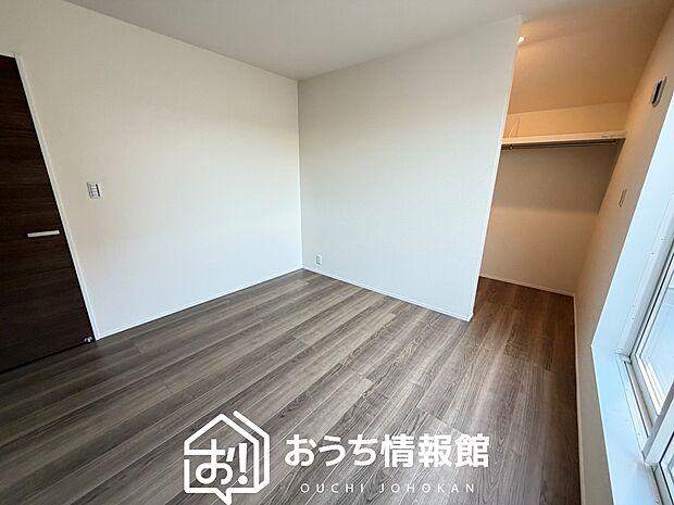 【現地写真(寝室)】木目の美しさを際立たせるシンプルデザインの建具を使用しています。