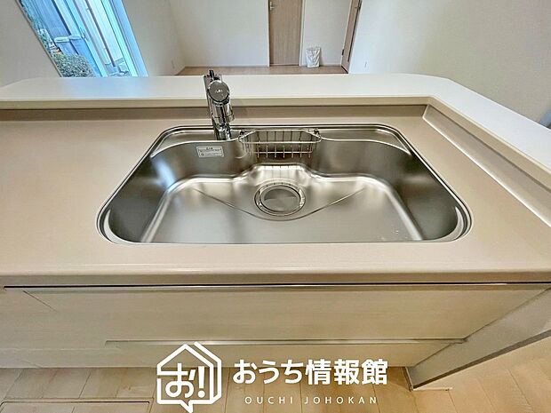 【浄水器内臓型ハンドシャワー付シンク】傷や汚れが付きにくい静音仕様の全面エンボス加工シンク。
また、蛇口の先端に浄水器を内蔵。浄水シャワーが使える毎分4リットルのたっぷり浄水。