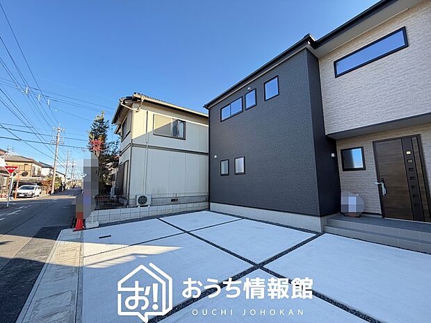 【現地写真(前道含む外観)】軽くて火災に強い屋根材を採用し、地震時の建物への負担や揺れを軽減しています。