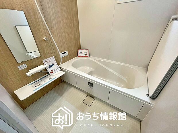 【現地写真(浴室)】浴室暖房乾燥機付き。1坪タイプで広々です。