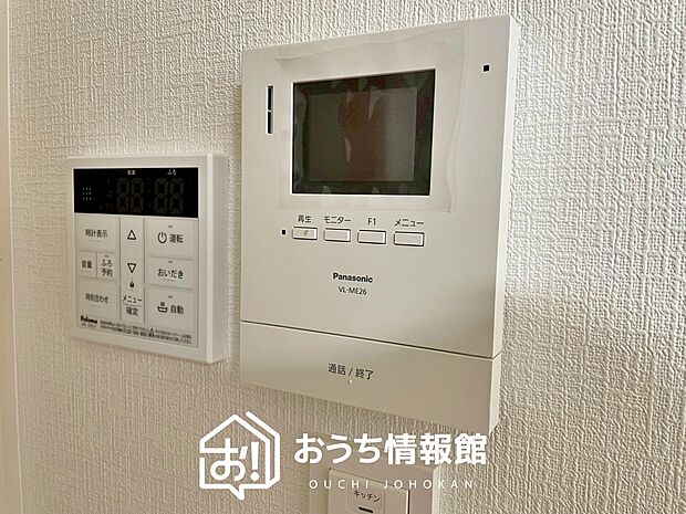 【TVモニター付インターホン】手放し通話ができ、送話表示灯で送話・受話状態が確認できます。
映像と音声で玄関先の様子をチェックできるモニター機能や、夜間の訪問者の顔も確認できるLEDライトを装備しています。