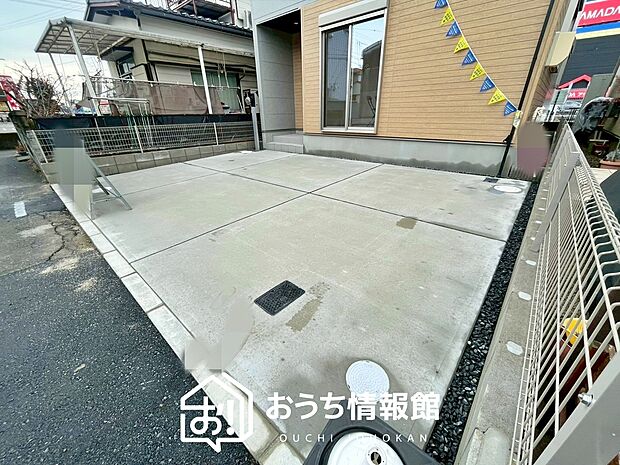 【現地写真(駐車場)】駐車スペースが広く、運転が苦手な方も安心です。