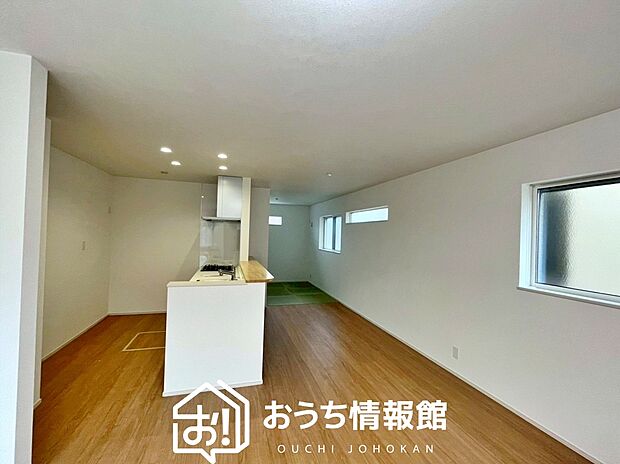 【現地写真(リビング)】フローリング材には、木目、色調など木材特有の風合いがあり、ナチュラルな美しさになっています。