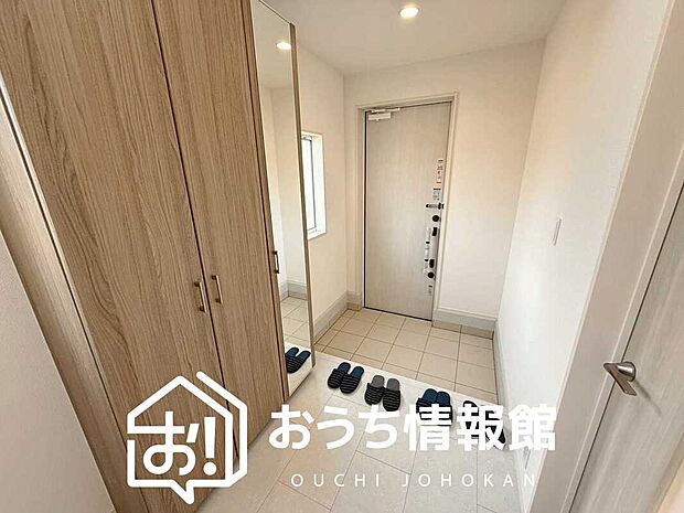 【現地写真(玄関)】玄関には、大型のシューズ収納を設置しています。