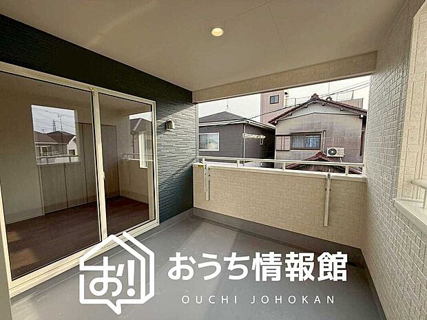 【バルコニー】奥行きが広く、洗濯物をゆったりと干せる十分な広さで、家族の洗濯も捗ります。