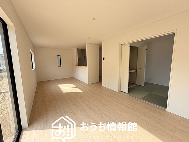 【現地写真(リビング)】フローリング材には、木目、色調など木材特有の風合いがあり、ナチュラルな美しさになっています。