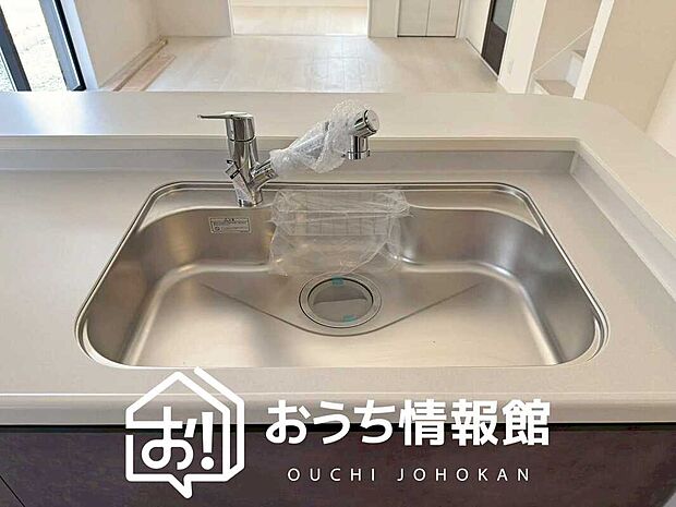 【浄水器内臓型ハンドシャワー付シンク】傷や汚れが付きにくい静音仕様の全面エンボス加工シンク。
また、蛇口の先端に浄水器を内蔵。浄水シャワーが使える毎分4リットルのたっぷり浄水。