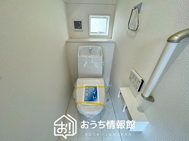 【トイレ】汚れてもサッとひと拭きでお手入れ簡単、エコ仕様の温水洗浄便座付きのトイレです。
バリアフリーにも配慮しています。