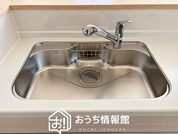 【浄水器内臓ハンドシャワー付シンク】広々とした凸型シンクに洗剤ポケットを標準装備。すっきり収納できます。
また、蛇口の先端に浄水器を内蔵しているため場所をとりません。