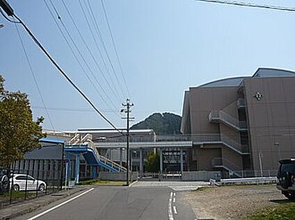 山県市立高富中学校 1300ｍ(徒歩17分)