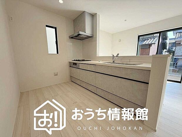 【現地写真（キッチン）】収納たっぷりのシステムキッチン、浄水器付水栓を標準装備しています。