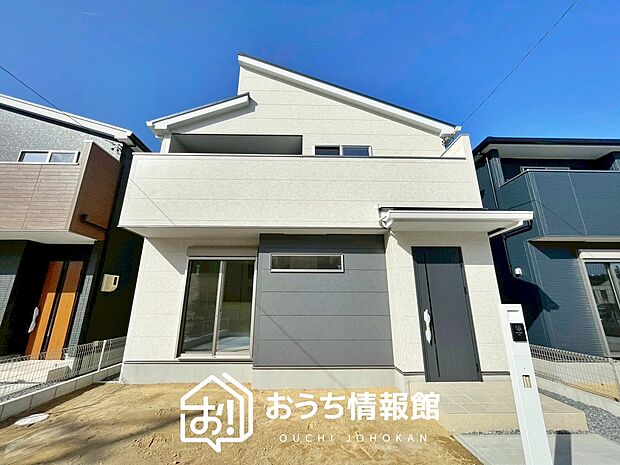 【現地写真(外観)【2号地】】軽くて火災に強い屋根材を採用し、地震時の建物への負担や揺れを軽減しています。