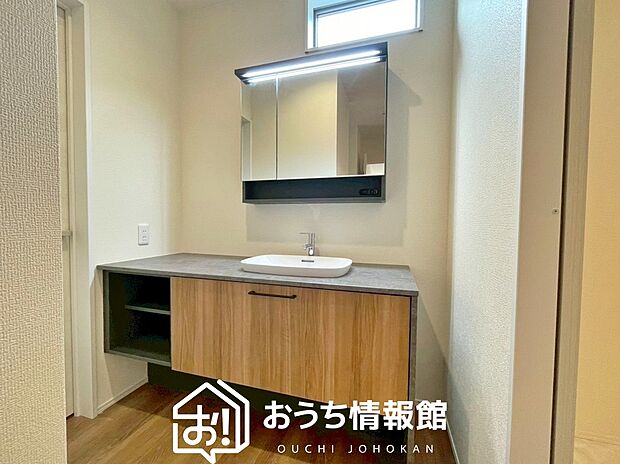 【洗面台・洗面所】鏡の両サイドは、必要なものを取出しやすく、大きな鏡面で朝の準備も快適。
使いやすいリフトアップ機能付きのシングルレバーシャワー水栓付です。