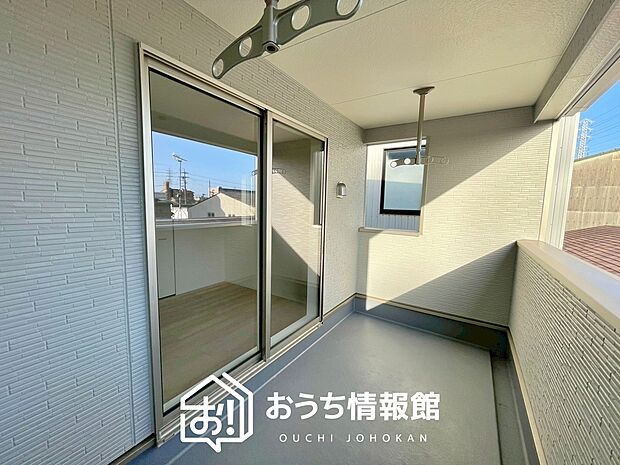 【バルコニー】奥行きが広く、洗濯物をゆったりと干せる十分な広さで、家族の洗濯も捗ります。