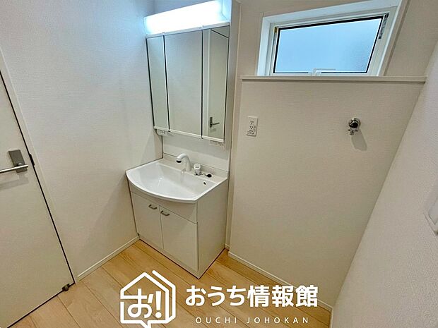 【洗面台・洗面所】鏡の両サイドは、必要なものを取出しやすく、大きな鏡面で朝の準備も快適。
使いやすいリフトアップ機能付きのシングルレバーシャワー水栓付です。