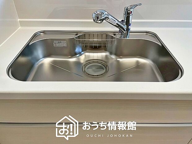 【浄水器内臓ハンドシャワー付シンク】広々とした凸型シンクに洗剤ポケットを標準装備。すっきり収納できます。
また、蛇口の先端に浄水器を内蔵しているため場所をとりません。