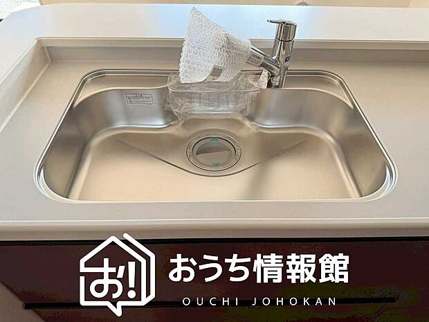 【浄水器内臓型ハンドシャワー付シンク】傷や汚れが付きにくい静音仕様の全面エンボス加工シンク。
また、蛇口の先端に浄水器を内蔵。浄水シャワーが使える毎分4リットルのたっぷり浄水。