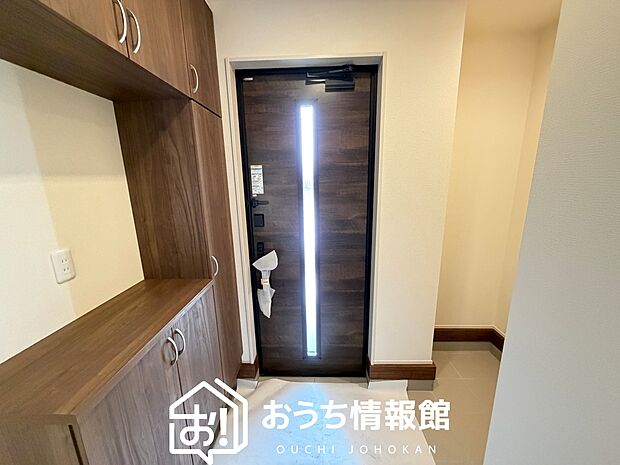 【現地写真(玄関)】玄関には、大型のシューズ収納を設置しています。