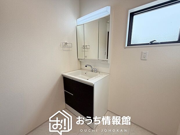 【洗面台・洗面所】鏡の両サイドは、必要なものを取出しやすく、大きな鏡面で朝の準備も快適。
使いやすいリフトアップ機能付きのシングルレバーシャワー水栓付です。