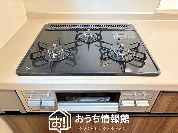 【ビルトインコンロ】フラットな構造で清掃性が高く、過熱防止センサー付3口タイプで日頃の家事も快適です。