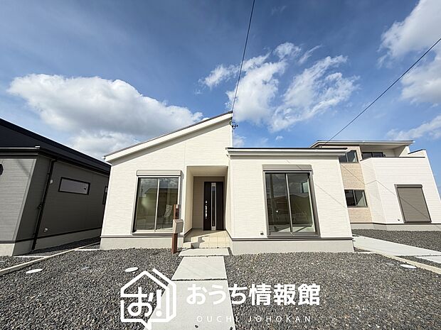 【現地写真（外観）【２号地】】軽くて火災に強い屋根材を採用し、地震時の建物への負担や揺れを軽減しています。