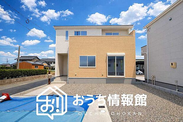 【現地写真(外観)【2号地】】軽くて火災に強い屋根材を採用し、地震時の建物への負担や揺れを軽減しています。