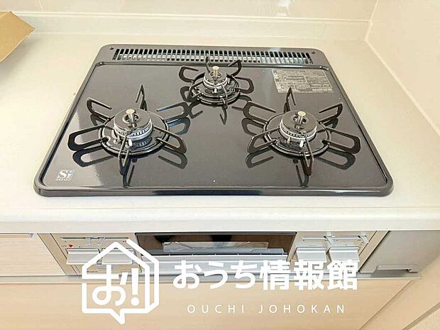 【ビルトインコンロ】フラットな構造で清掃性が高く、過熱防止センサー付3口タイプで日頃の家事も快適です。