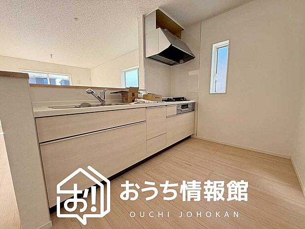 【現地写真(キッチン)】収納たっぷりのシステムキッチン、浄水器付水栓を標準装備しています。