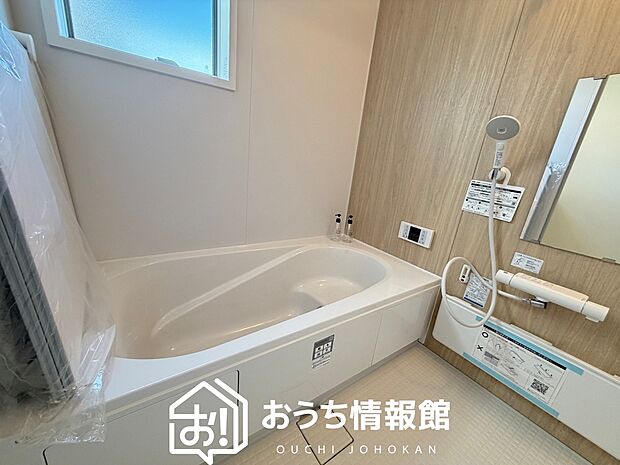 【現地写真(浴室)】浴室暖房乾燥機付き。1坪タイプで広々です。