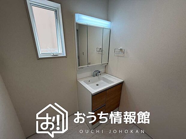 【洗面台・洗面所】鏡の両サイドは、必要なものを取出しやすく、大きな鏡面で朝の準備も快適。
使いやすいリフトアップ機能付きのシングルレバーシャワー水栓付です。