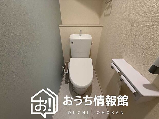 【トイレ】汚れてもサッとひと拭きでお手入れ簡単、エコ仕様の温水洗浄便座付きのトイレです。
バリアフリーにも配慮しています。