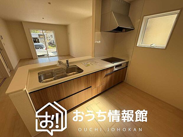 【現地写真(キッチン)】収納たっぷりのシステムキッチン、浄水器付水栓を標準装備しています。