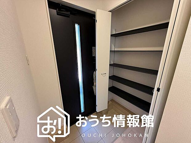【現地写真(玄関)】玄関には、大型のシューズ収納を設置しています。