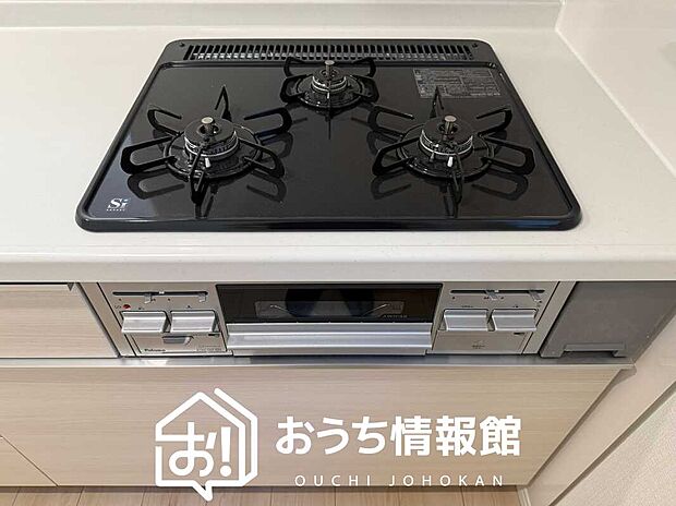【ビルトインコンロ】フラットな構造で清掃性が高く、過熱防止センサー付3口タイプで日頃の家事も快適です。