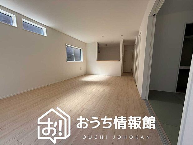 【現地写真(リビング)】フローリング材には、木目、色調など木材特有の風合いがあり、ナチュラルな美しさになっています。