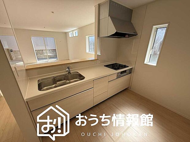 【現地写真(キッチン)】収納たっぷりのシステムキッチン、浄水器付水栓を標準装備しています。