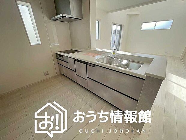 【現地写真(キッチン)】収納たっぷりのシステムキッチン、浄水器付水栓を標準装備しています。