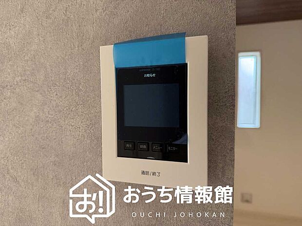 【TVモニター付インターホン】手放し通話ができ、送話表示灯で送話・受話状態が確認できます。
映像と音声で玄関先の様子をチェックできるモニター機能や、夜間の訪問者の顔も確認できるLEDライトを装備しています。