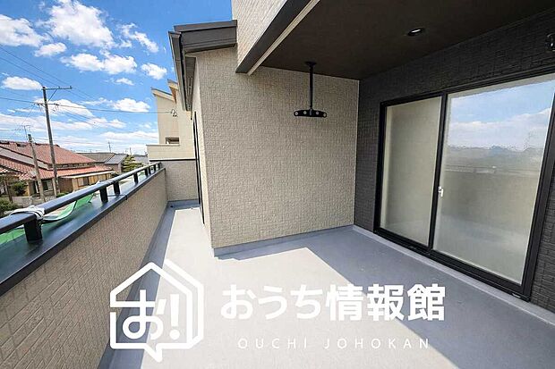 【バルコニー】奥行きが広く、洗濯物をゆったりと干せる十分な広さで、家族の洗濯も捗ります。