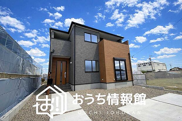 【現地写真(外観)】軽くて火災に強い屋根材を採用し、地震時の建物への負担や揺れを軽減しています。