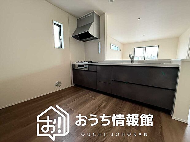 【現地写真(キッチン)】収納たっぷりのシステムキッチン、浄水器付水栓を標準装備しています。