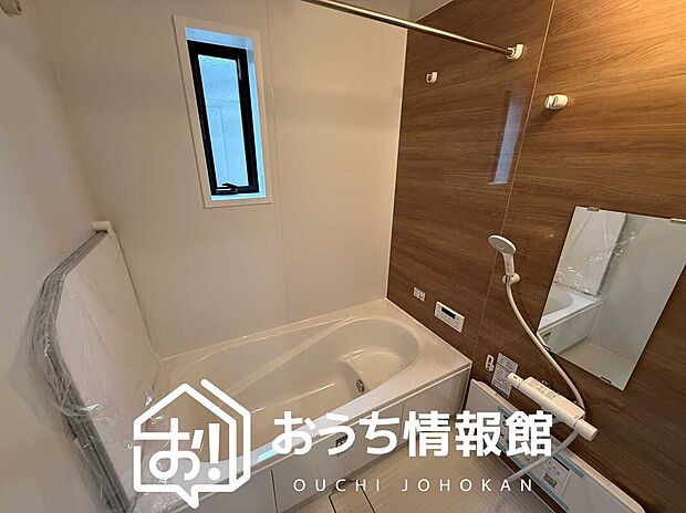 【現地写真(浴室)】浴室暖房乾燥機付き。1坪タイプで広々です。