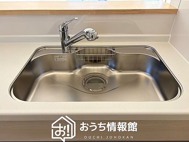 【浄水器内臓ハンドシャワー付シンク】広々とした凸型シンクに洗剤ポケットを標準装備。すっきり収納できます。
また、蛇口の先端に浄水器を内蔵しているため場所をとりません。