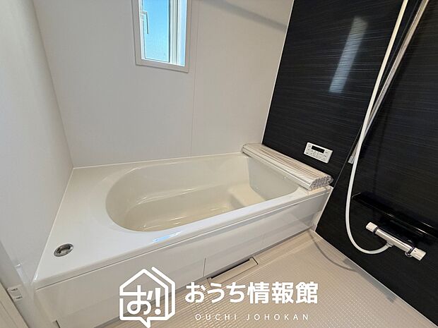 【現地写真(浴室)】浴室暖房乾燥機付き。1坪タイプで広々です。