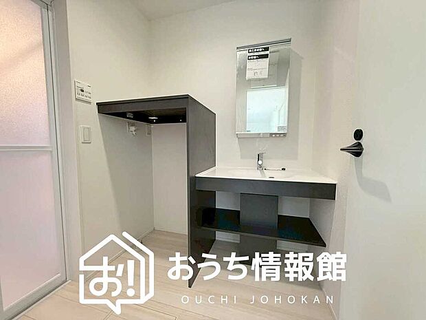 【洗面台・洗面所】鏡の両サイドは、必要なものを取出しやすく、大きな鏡面で朝の準備も快適。
使いやすいリフトアップ機能付きのシングルレバーシャワー水栓付です。