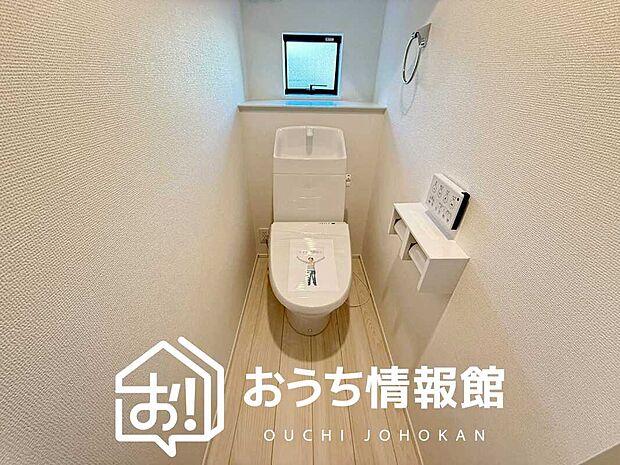 【トイレ】汚れてもサッとひと拭きでお手入れ簡単、エコ仕様の温水洗浄便座付きのトイレです。
バリアフリーにも配慮しています。