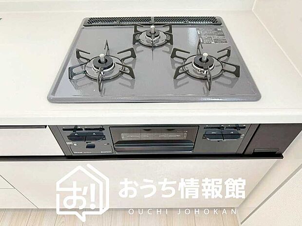 【ビルトインコンロ】フラットな構造で清掃性が高く、過熱防止センサー付3口タイプで日頃の家事も快適です。